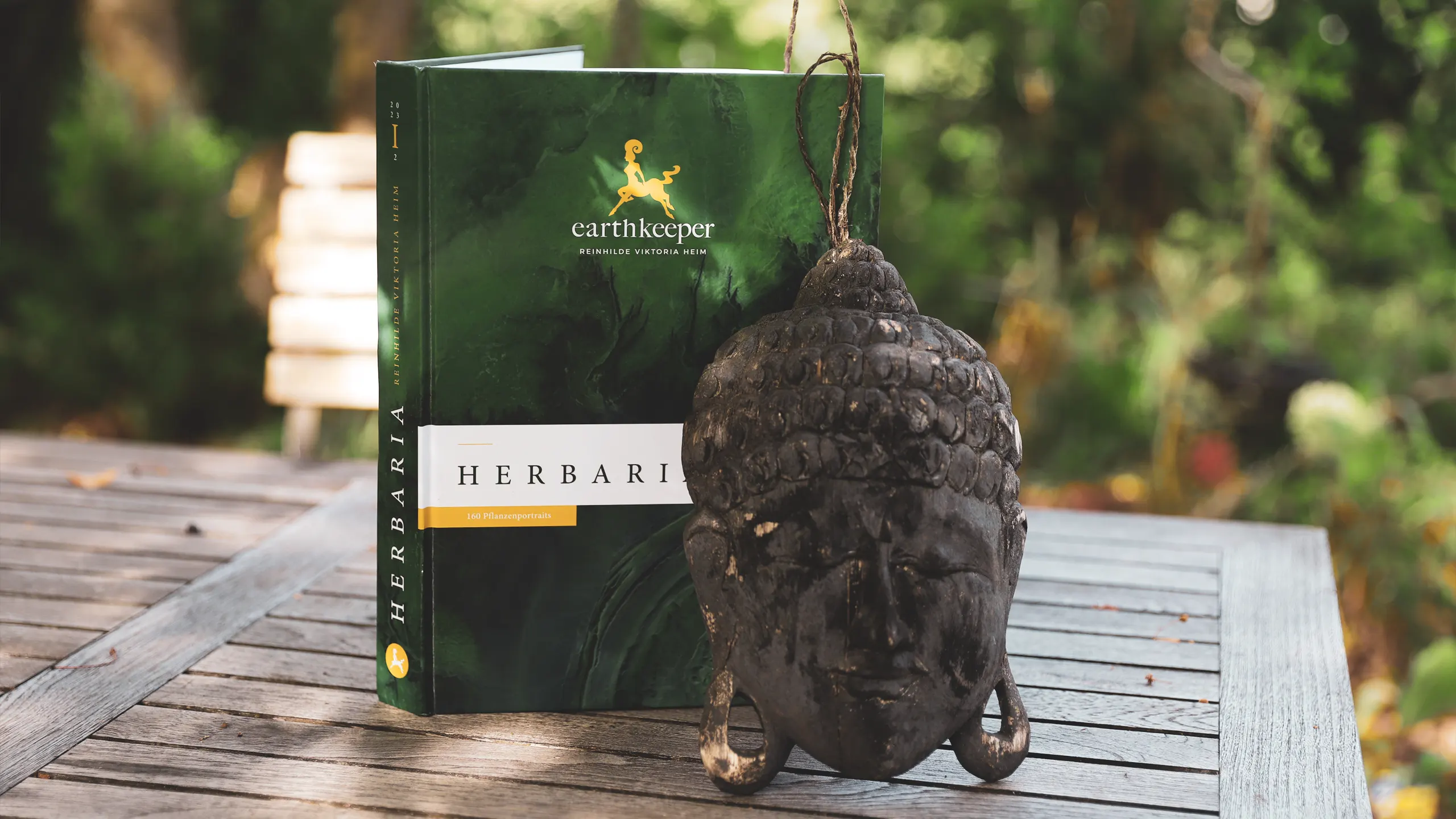 Das Herbaria neben einer Buddha-Maske