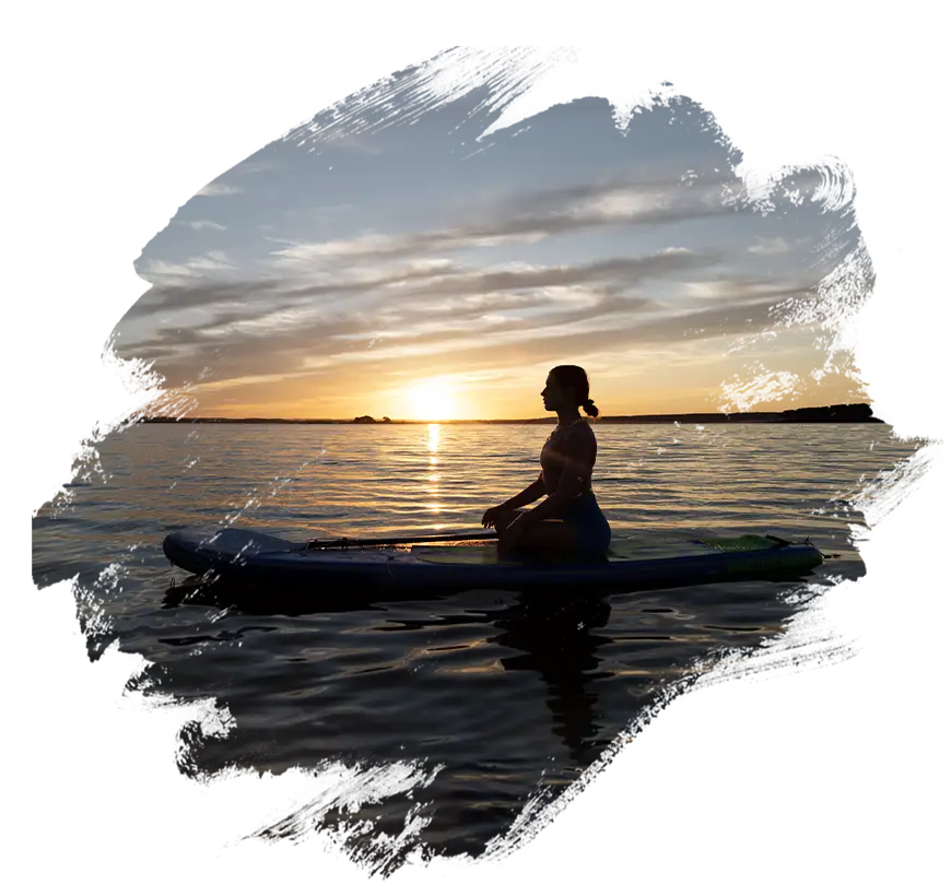 Frau meditierend auf Stand-Up-Paddle